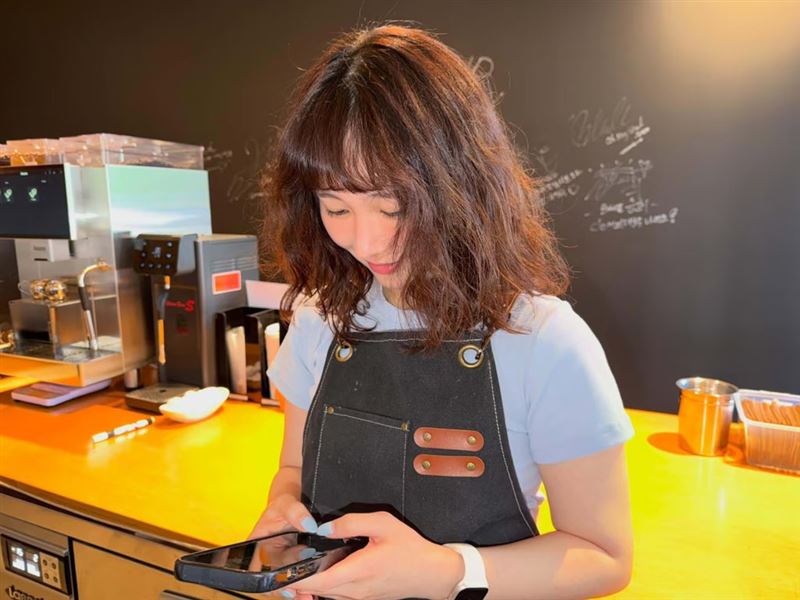 Mia被發現疑似成為咖啡廳的咖啡師,樸素和藹的形象讓人認不出來。(圖/翻攝自X)