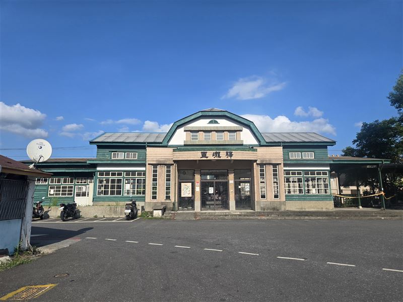 結合縱谷二日券慢遊關山,具百年歷史的日治時期「里壠驛」(舊關山車站)展現深厚鐵道文化風貌。(圖/翻攝畫面)