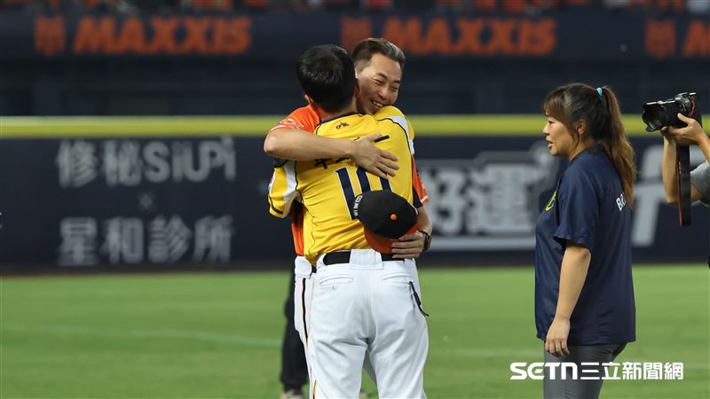 獅隊挑戰賽止步　林岳平擁抱平野惠一打氣