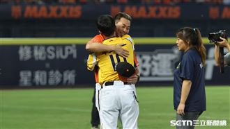 獅隊挑戰賽止步　林岳平擁抱平野惠一打氣