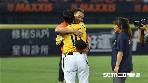 獅隊挑戰賽止步　林岳平擁抱平野惠一打氣
