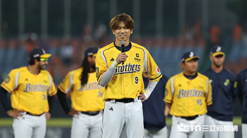 中職37年季後挑戰賽,中信兄弟前進台灣大賽,隊長王威晨賽後和球迷致意。(圖/記者劉彥池攝影)