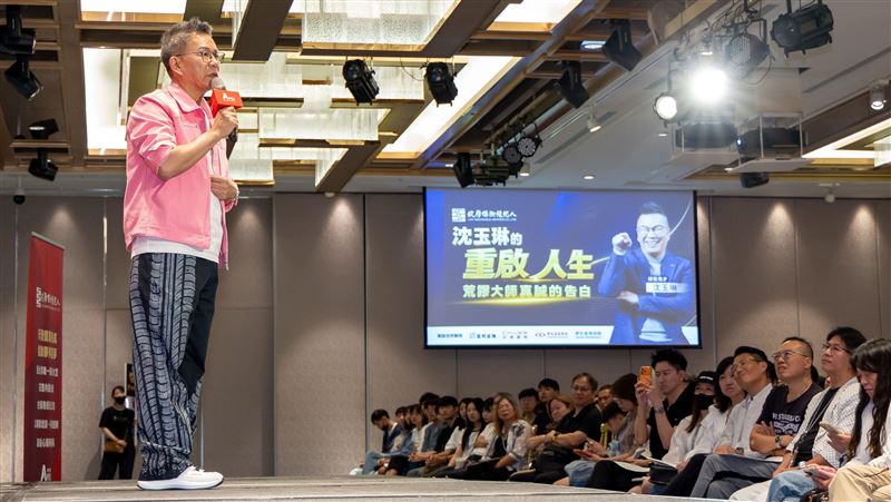 過重大疾病與抗癌難關，沈玉琳登台分享體悟，喊話「絕不讓老婆改嫁」強調家庭保障重要性。（圖／錠嵂保經提供）
