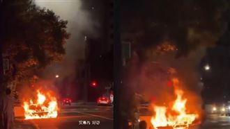 驚悚畫面曝！高雄10年老車突冒煙秒變火球