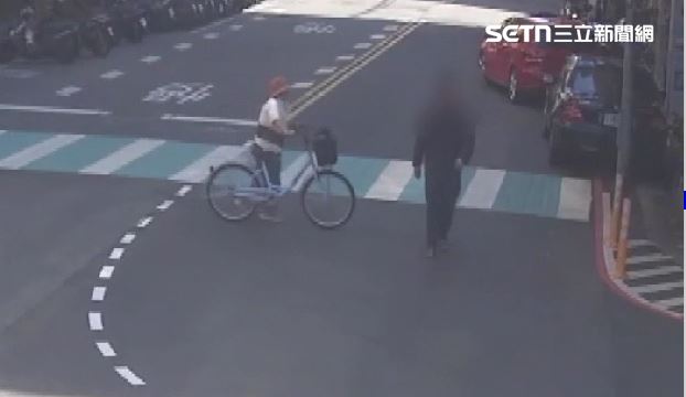 嫌犯犯案後更淡定從後門逃逸,徒步離開現場