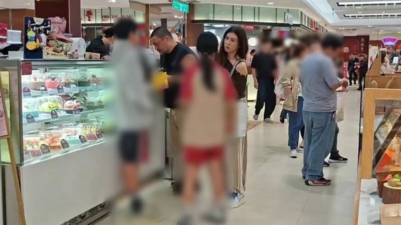 直擊蔣家第四代！蔣友常寵妻女忙「付清」