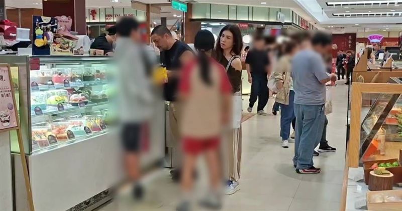蔣家第四代蔣友常與老婆郭秋君及一雙兒女現身台北市某百貨美食街。(圖/讀者提供)