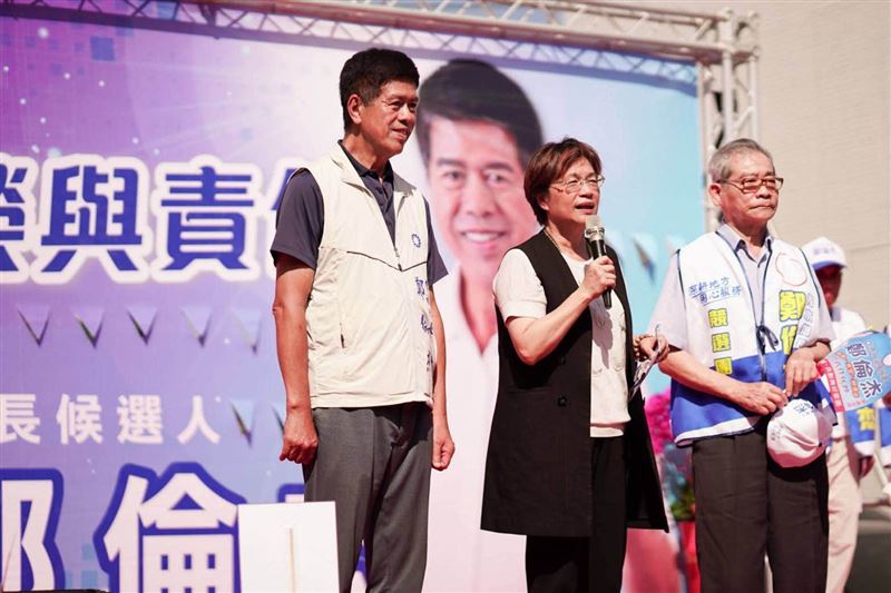 王惠美把今年首次站台獻給了國民黨秀水鄉長參選人鄭倫杰。（圖／翻攝自鄭倫杰臉書）
