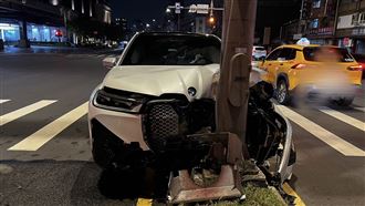 BMW失控撞分隔島毀了！北市男下車飄酒味