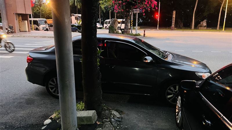 釋姓和尚靠路邊臨停時，擦撞停在民宅前的一輛BMW。（圖／翻攝畫面）