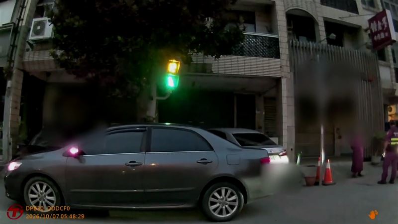 釋姓和尚開車擦撞停在民宅前的一輛BMW。（圖／翻攝畫面）