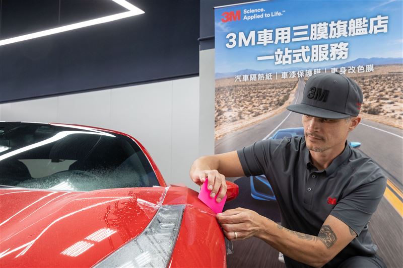3M車用三膜旗艦店展示各系列實貼色卡牆,幫助車主以更直覺的方式挑選改北亞太區貼膜講師培訓首次在台灣舉行,邀請3M美國原廠首席技術專家羅根・穆迪(Logan Moody)來台親授國際級貼膜工法。(圖/3M提供)
