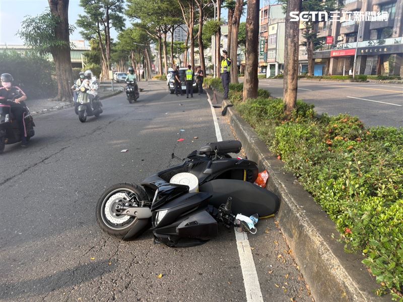 高雄男「微擦撞」分隔島自摔離奇慘死,監視器畫面曝光,車速不快更添謎團。(圖/翻攝畫面)