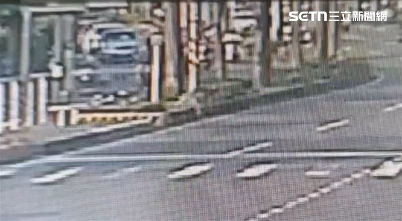 高雄男「微擦撞」分隔島自摔離奇慘死,監視器畫面曝光,車速不快更添謎團。(圖/翻攝畫面)