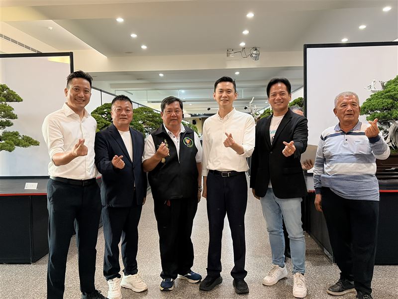 民眾黨竹北市長候選人邱臣遠昨(12日)前往白沙屯拱天宮參拜,與綠營的鄭朝方(右3)、曾聖凱(左1)合影。(圖/邱臣遠競辦提供)