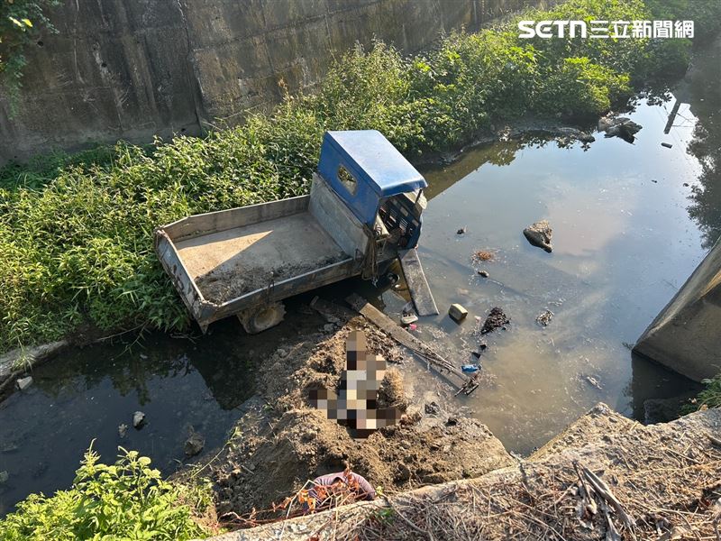 死亡倒車!台南歸仁農車墜4米深溝,男駕駛「頭部重創」斷魂。(圖/翻攝畫面)