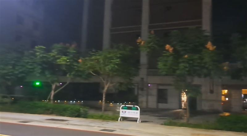 桃園市蘆竹一處社區大樓，昨（12日）晚間傳槍響。（圖／翻攝畫面）