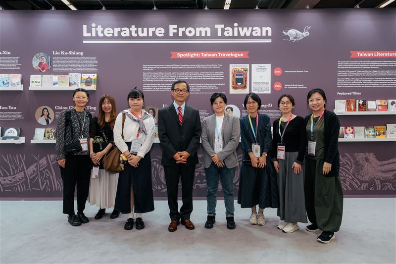 臺灣館開幕合影(左起):隨行版權人白佳卉、宋繼昕、游晨瑋、駐法蘭克福辦事處羅美舜處長、作家楊双子、文策院代表、文化部訪團。(圖/文策院提供)