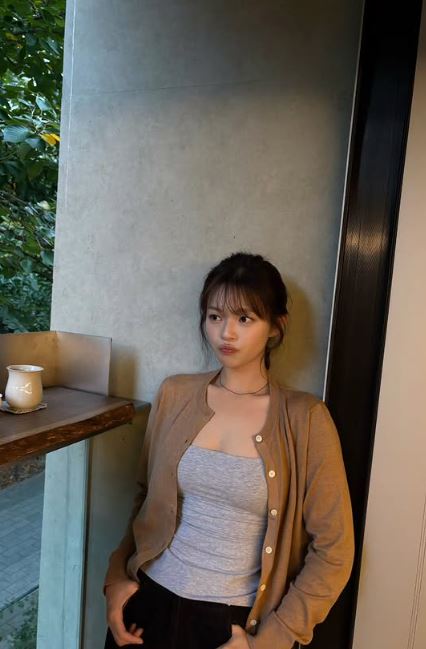 照片中定延的纖細蠻腰曲線畢露、鎖骨線條分明,絕佳身段對比過去彷彿又瘦出新高度。(圖/翻攝自IG @jy_piece)