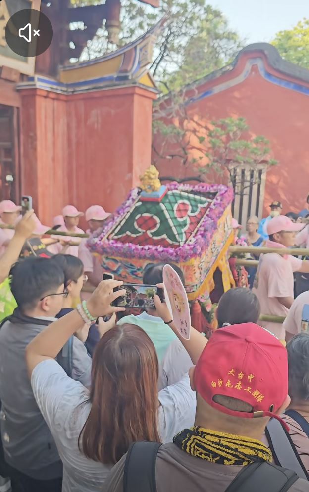 違反孔廟尊孔崇禮的傳統禮制及場域管理原則,苗栗山邊媽遭到炎上。(圖/翻攝自facebook @ 來去走走-廟會直播)