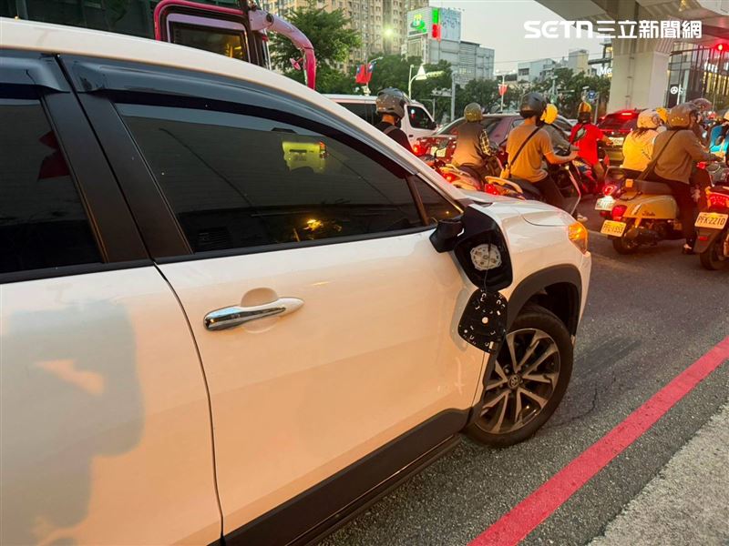 酒駕男撞BMW肇逃,員警攔車發現肇事車輛右後照鏡有撞擊痕跡。(圖/翻攝畫面)