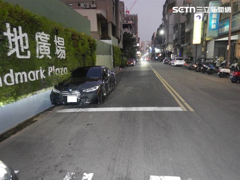 BMW轎車停路邊慘遇橫禍,遭休旅車衝撞左側車身。(圖/翻攝畫面)