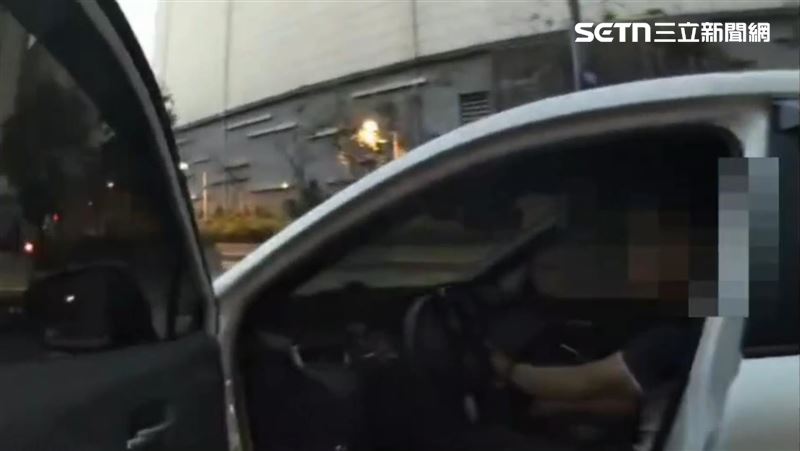 台中男酒駕撞BMW後肇逃,被員警強行拉下車後,嚇到尿褲子。(圖/翻攝畫面)