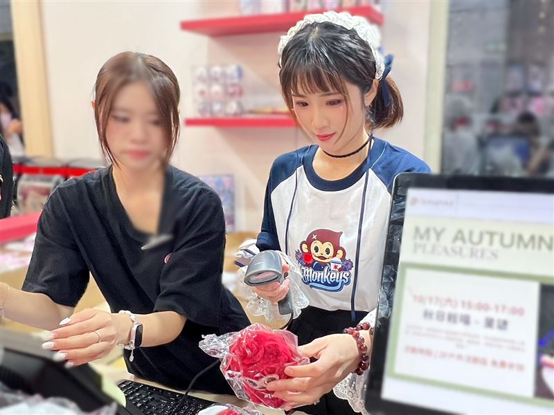 一日店長樂天女孩沈珈妤(圖/樂天桃猿提供)