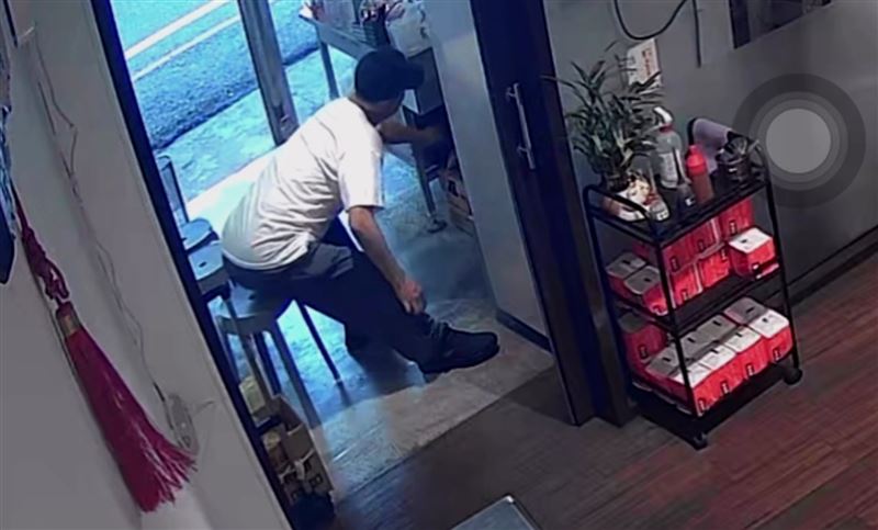 店家公布小偷行竊的監視器畫面。(圖/翻攝畫面)