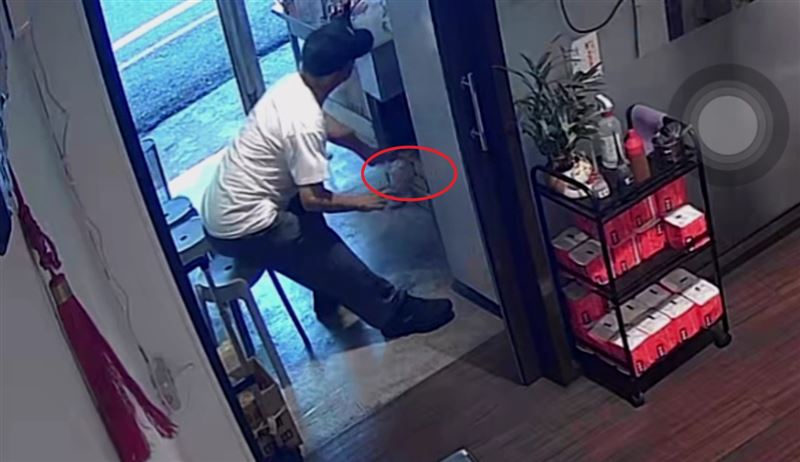 店家公布小偷行竊的監視器畫面。(圖/翻攝畫面)