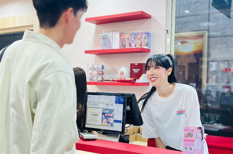 一日店長樂天女孩宋宋(圖/樂天桃猿提供)