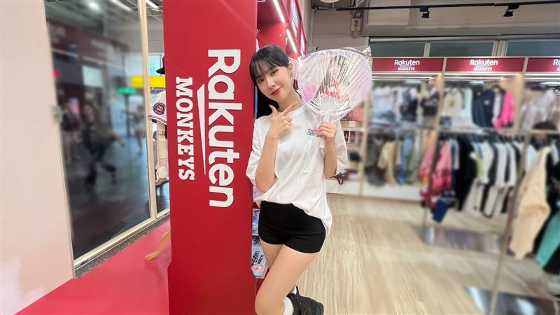 一日店長樂天女孩宋宋(圖/樂天桃猿提供)