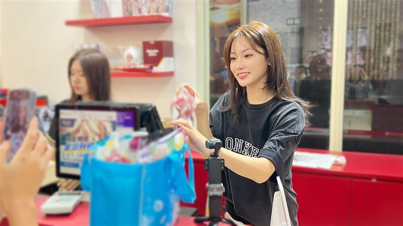 一日店長樂天女孩言梓璇(圖/樂天桃猿提供)