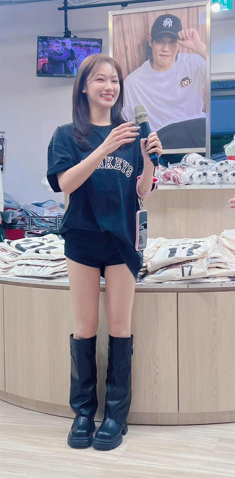 一日店長樂天女孩言梓璇(圖/樂天桃猿提供)