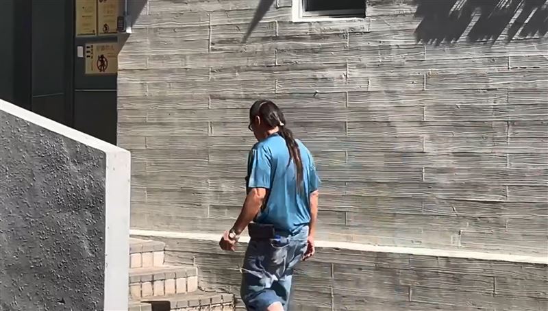李男的舅舅準備進入解剖室。(圖/翻攝畫面)