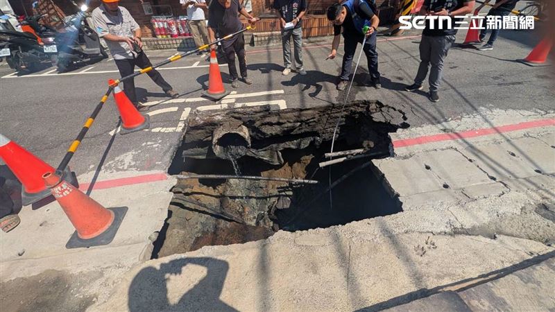 新北市中和建案「宜安三六」施工不慎挖破水管,導致路面塌陷出現天坑,目前廠商正在緊急搶修中。(圖/新北工務局提供)