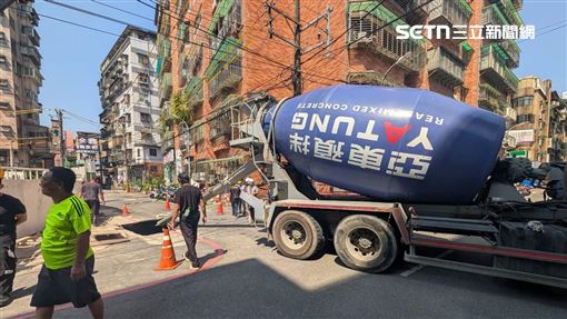 中和建案挖破水管釀天坑　緊急回填搶修中