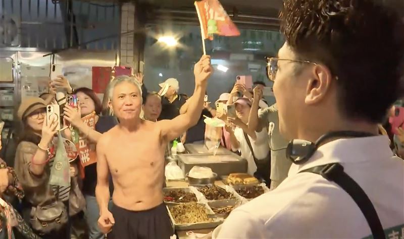 洋流擠爆北投！攤商拿筆電給沈伯洋簽名