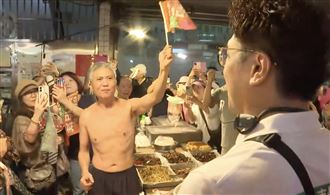 洋流擠爆北投！攤商拿筆電給沈伯洋簽名