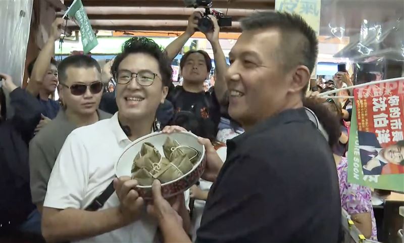 攤商送沈伯洋肉粽。（圖／翻攝畫面）