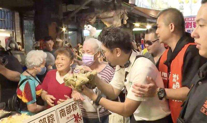 攤商送沈伯洋肉粽。（圖／翻攝畫面）