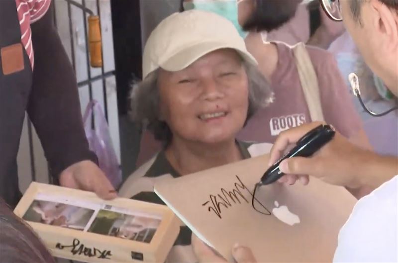 沈伯洋在MacBook上簽名。（圖／翻攝畫面）