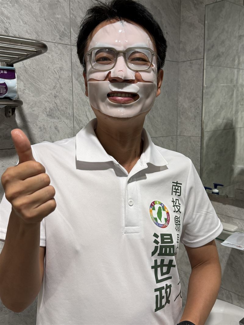 温世政因為面膜敷錯位置,笑翻不少網友。(圖/翻攝自温世政Threads)