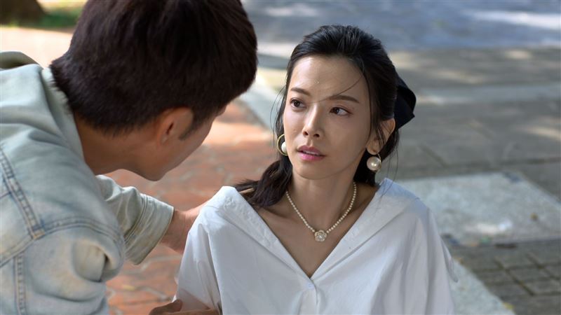 宋品葳在《豆腐媽媽》飾演千金小姐沈天晴,氣質高雅、做事幹練。(圖/民視提供)
