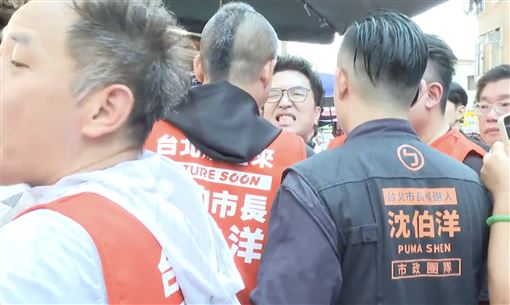 獨／沈伯洋手握到痠 狂甩畫面曝 醫揭風險