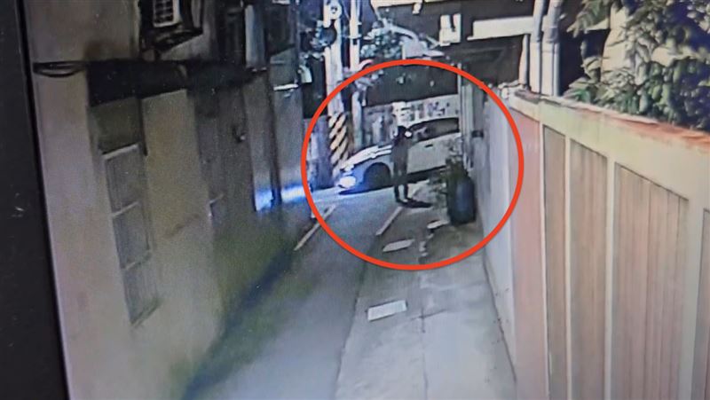 盧女清晨時搭車返回租屋處。(圖/翻攝畫面)