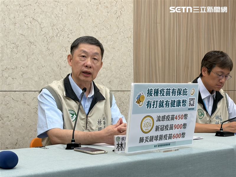 林明誠宣布追加採購疫苗，流感疫苗20萬開口合約全下單之外，還要再多買10萬，共計追加30萬，另外新冠疫苗也將追加採購17.4萬劑NOVAVAX疫苗。（圖／記者簡浩正攝影）