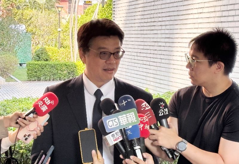 陸委會主委邱垂正(左)13日在立法院受訪表示,嚴厲譴責中國對台友邦國家官員進行制裁,陸委會會有相關的因應作為