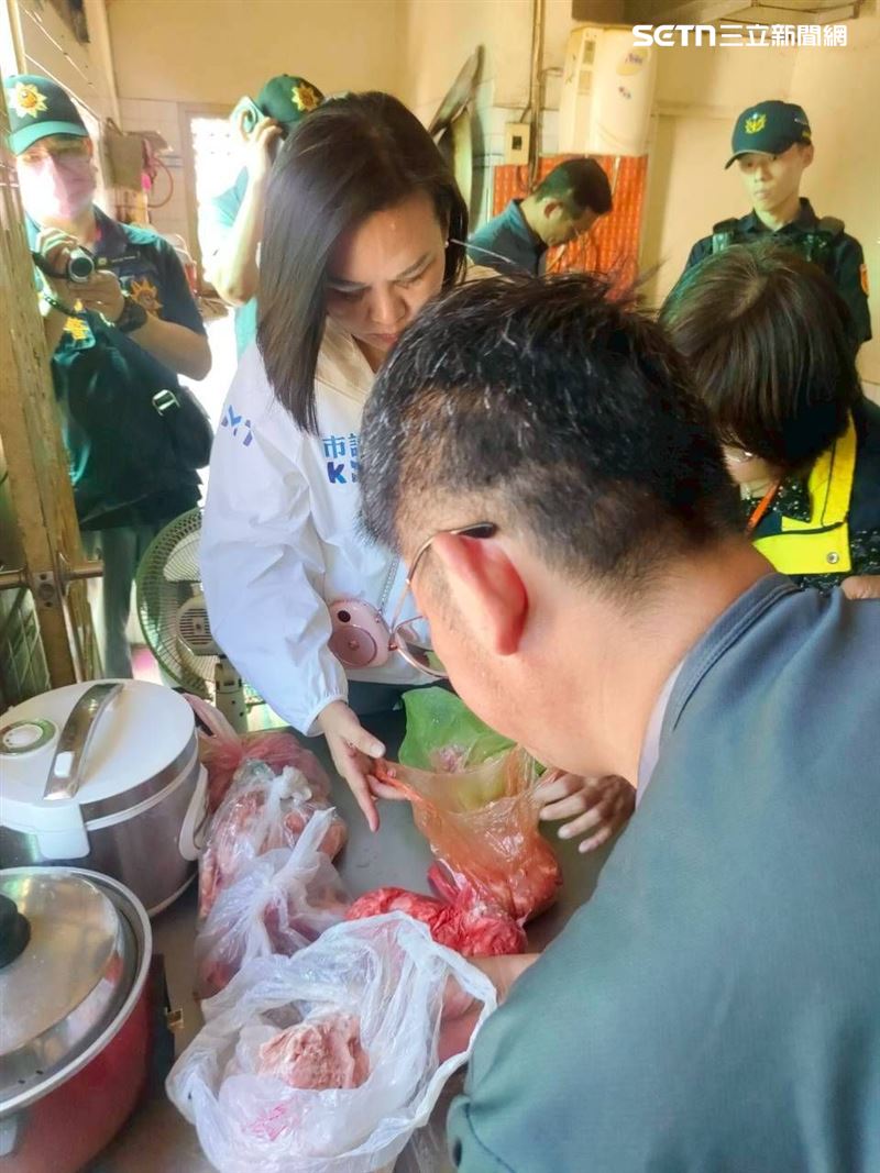 移工冰箱內藏放7、8包肉品、骨頭,經過檢驗確認為狗肉。(圖/台南市議員林燕祝提供)