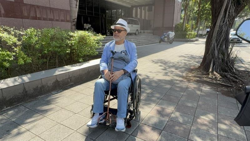 班鐵翔坐著輪椅,現身台北地檢署。(圖/翻攝畫面)